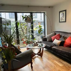 eclectic-east-london-hideaway-with-en-suite.cambridgehotelsuk.com/